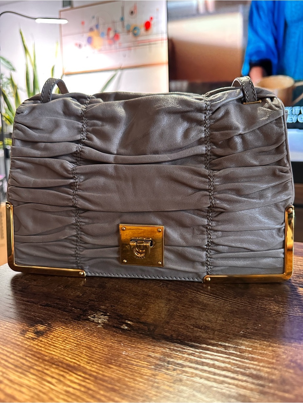 Beautiful BALLY Soft Ruched Lamb Leather Shoulder Bag in TAUPE with Gold Hardwar - Picture 7 of 15